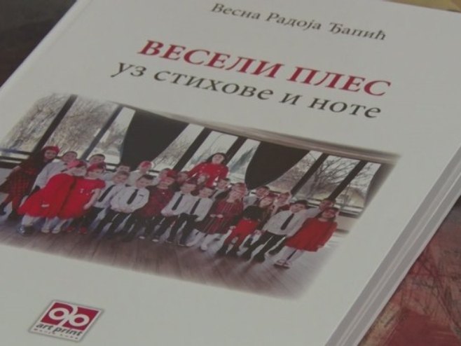 Књига "Весели плес уз стихове и ноте" - Фото: РТРС