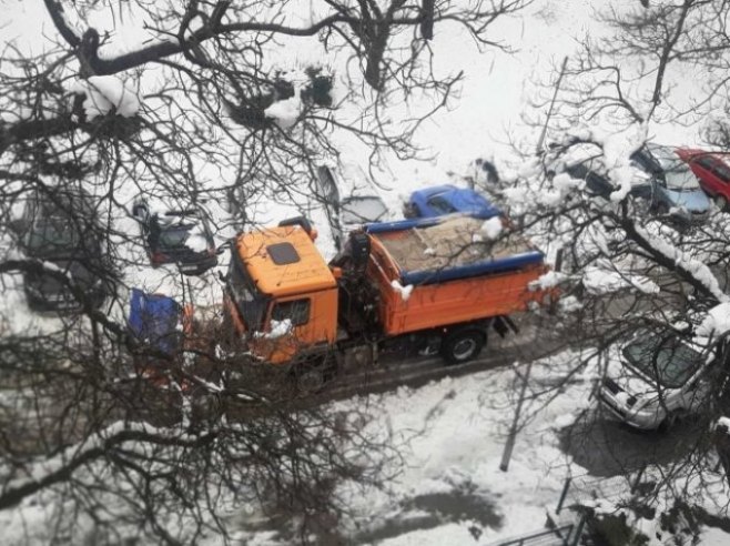 Механизација из других општина на терену (Фото: РТРС)
