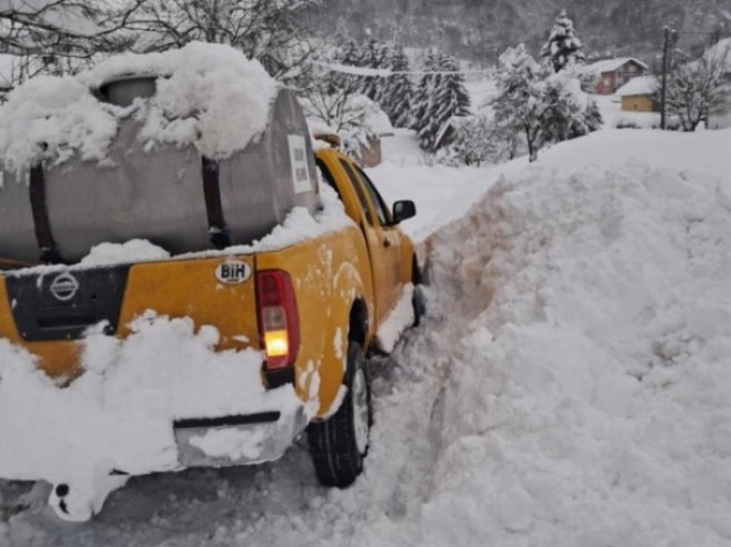 Спасавање млијека усред сњежне елементарне непогоде - Фото: РТРС