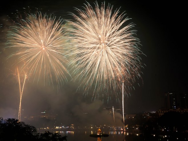 Ватромет (Фото: EPA-EFE/LUONG THAI LINH/илустрација) - 