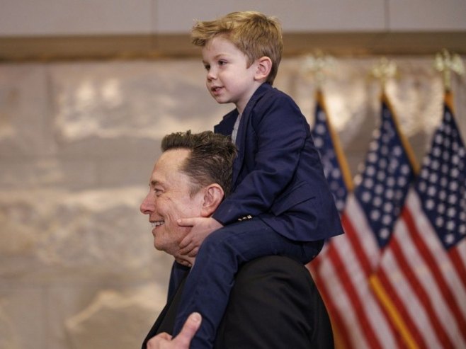 Илон Маск (Фото:  EPA-EFE/AARON SCHWARTZ) - 