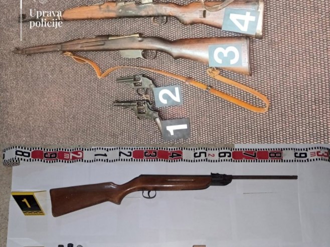 Заплијењено оружје (Фото: TANJUG/ MUP CRNE GORE UPRAVA POLICIJE) - 