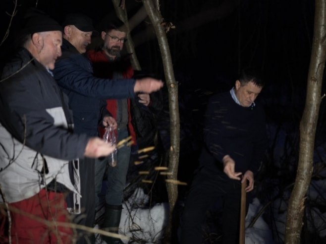 Усјецање бадњака Усјецање бадњака - Фото: Уступљена фотографија