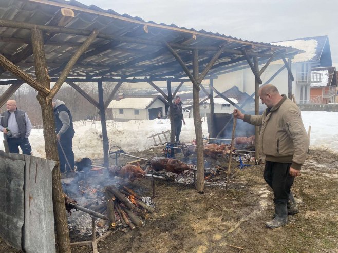 Печење прасића у Новом Насељу у Штрпцима (фото: РТРС)