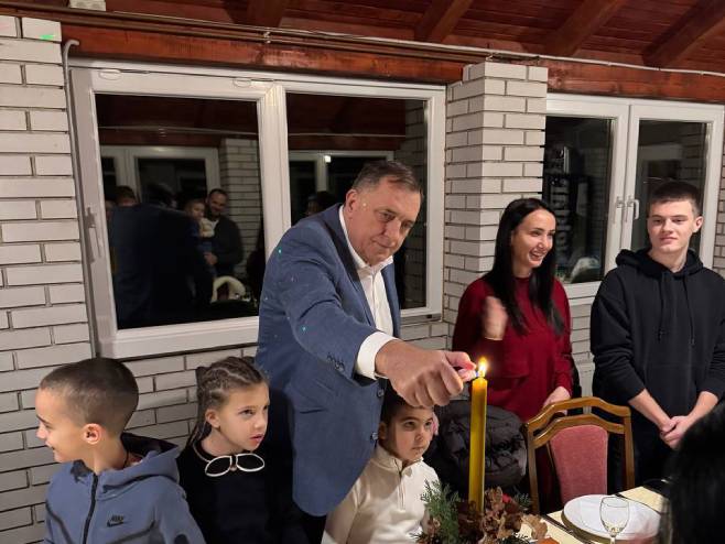 Додик са породицом прославља Бадње вече - Фото: Уступљена фотографија