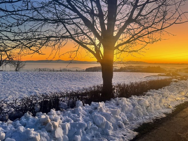 У петак претежно облачно