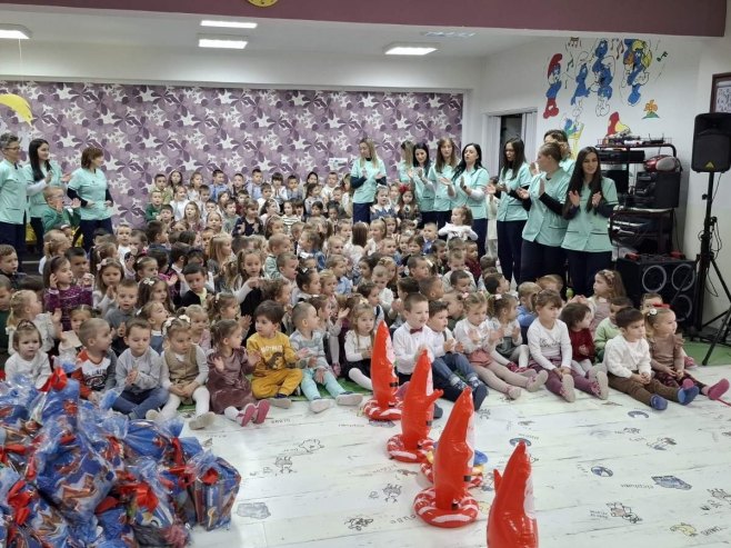 Подјела пакетића - Фото: РТРС