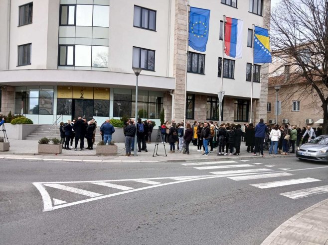 Протест требињаца испред Палате правде - Фото: РТРС
