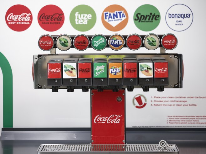 Кока Кола (Фото: EPA-EFE/YOAN VALAT) - 