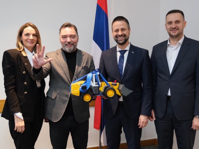 Српски министри и замјеници поклонили Конаковићу играчку багер - Фото: Уступљена фотографија