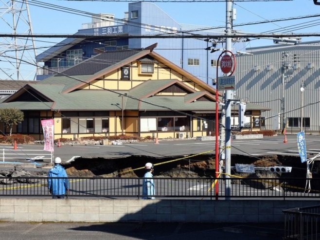 Токио, рупа на улици (фото: EPA-EFE/JIJI PRESS JAPAN OUT EDITORIAL USE ONLY/ - илустрација) Токио, рупа на улици (фото: EPA-EFE/JIJI PRESS JAPAN OUT EDITORIAL USE ONLY/ - илустрација) -