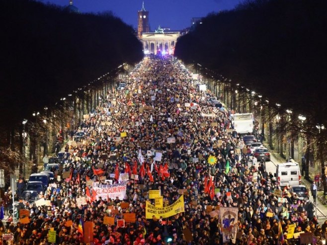 Протести у Берлину (Фото: EPA-EFE/HANNIBAL HANSCHKE) Протести у Берлину (Фото: EPA-EFE/HANNIBAL HANSCHKE) -