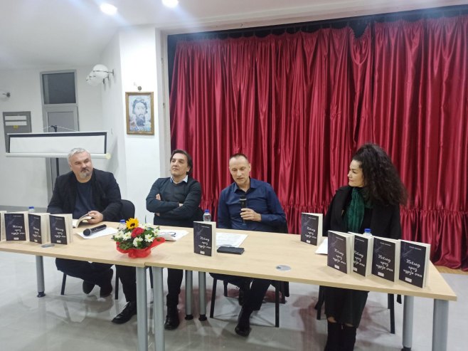 Зворник - представљена књига "Поглед кроз курије очи" Зворник - представљена књига "Поглед кроз курије очи" - Фото: СРНА
