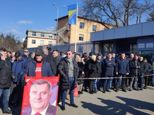 Подршка грађана испред Суда БиХ Подршка грађана испред Суда БиХ - Фото: СРНА