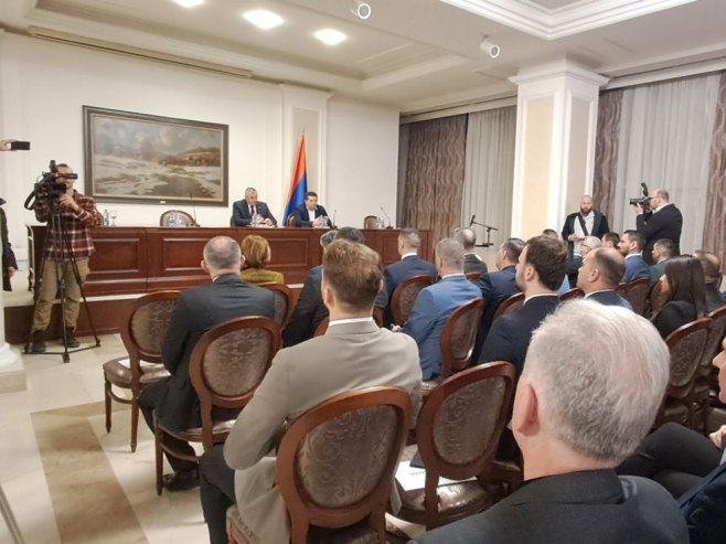 Састанак представника Владе са свим начелницима и градоначелницима Састанак представника Владе са свим начелницима и градоначелницима - Фото: РТРС