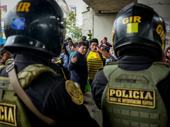 Полиција у Перуу (Фото: EPA-EFE/John Reyes Mejia) - 