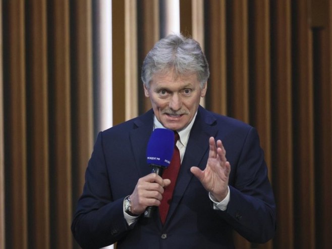 Дмитриј Песков (фото: EPA-EFE/YURI KOCHETKOV) - 