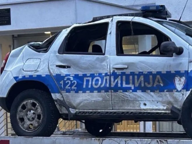 Слупано полицијско возило (Фото: ATV) - 