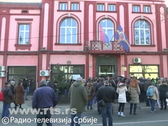 Зајечар, напад на Скупштину града (фото: rts.rs/screenshot) - 