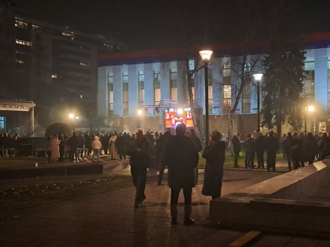 Грађани испред НСРС - Фото: РТРС