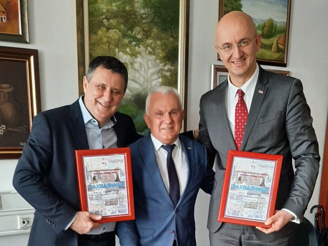 Уручење захвалница - Фото: СРНА