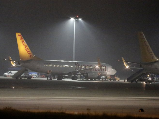 Авион Пегасус (Фото: EPA/TOLGA BOZOGLU) - 