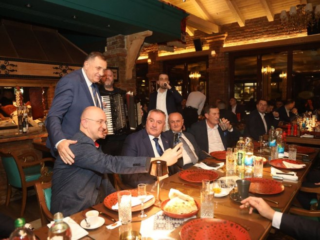 Окупљање пред сутрашње засједање Окупљање пред сутрашње засједање - Фото: ZIPAPHOTO/Borislav Zdrinja