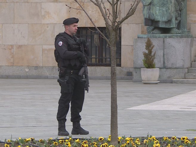 Полиција испред Палате Републике Полиција испред Палате Републике - Фото: РТРС