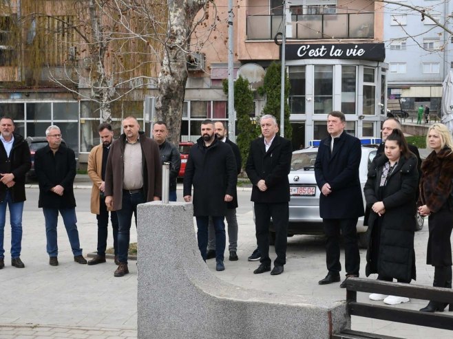 Полагање вијенаца на споменик "Бели анђео", Косовска Митровица (фото: TANJUG/ STV) Полагање вијенаца на споменик "Бели анђео", Косовска Митровица (фото: TANJUG/ STV) -