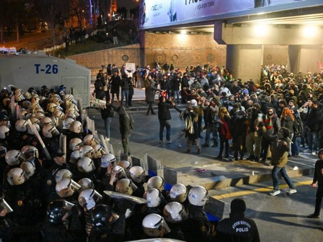 Протести против хапшења Имамоглуа (Фото: EPA-EFE/NECATI SAVAS) Протести против хапшења Имамоглуа (Фото: EPA-EFE/NECATI SAVAS) -