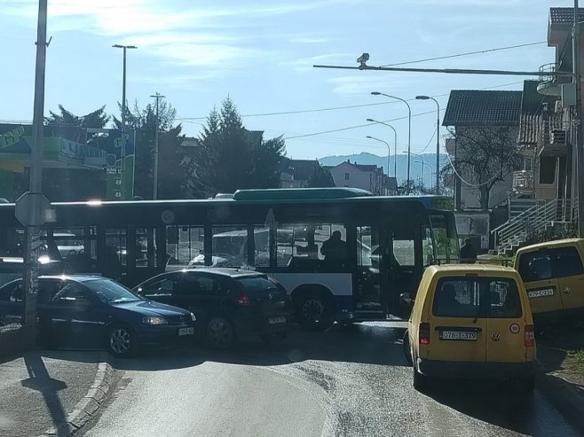 Саобраћајна незгода (фото: viber/grupa) Саобраћајна незгода (фото: viber/grupa) -