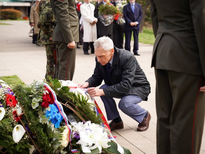 Положени вијенци код Споменика дјеци убијеној у НАТО агресији (Фото: TANJUG/ JADRANKA ILIĆ)
