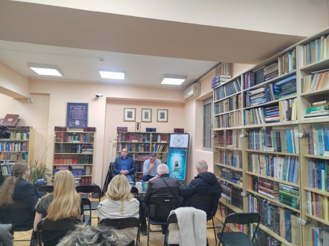 Приједор: Књижевно вече с Бојаном Љубеновићем; Представљен опус за одрасле (ФОТО)