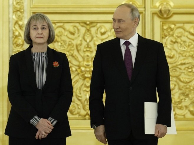 Амбасадорка Сара Тејлор и Владимир Путин (Фото: EPA-EFE/YURI KOCHETKOV) Амбасадорка Сара Тејлор и Владимир Путин (Фото: EPA-EFE/YURI KOCHETKOV) -