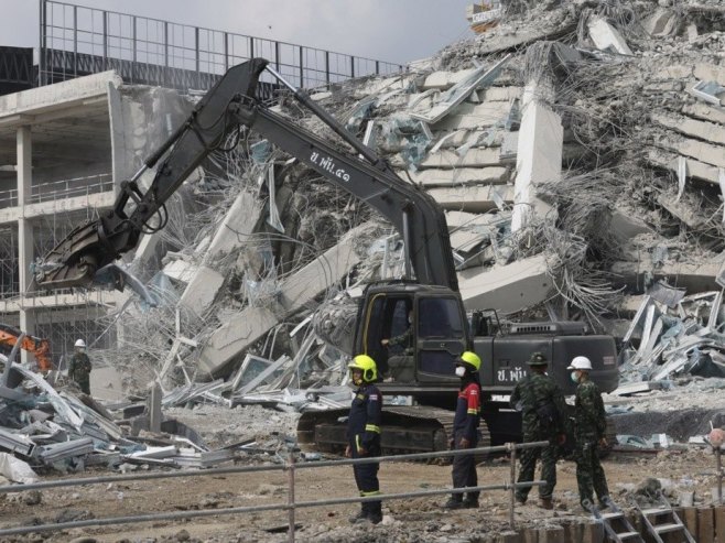 Спашавање из рушевина у Бангкоку (Фото:  EPA-EFE/RUNGROJ YONGRIT) - 