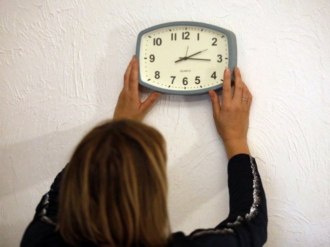 Сат (Фото: EPA-EFE/SEBASTIEN NOGIER/илустрација) - 