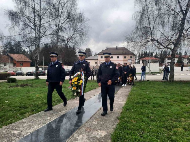 Полагање вијенаца на Сокоцу 