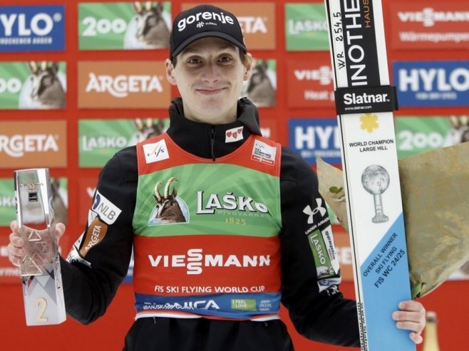 Domen Prevc (Foto: EPA-EFE/ANTONIO BAT) - 