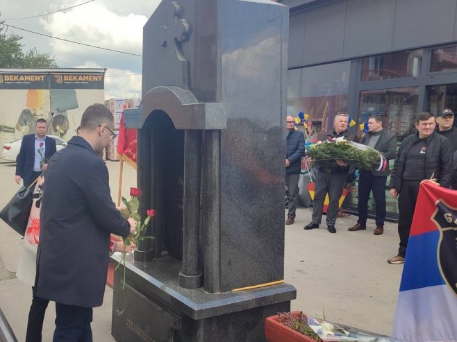 Полагање вијенаца Љубиши Савићу Маузеру Полагање вијенаца Љубиши Савићу Маузеру - Фото: РТРС