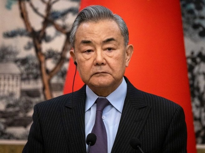 Ванг Ји (фото: EPA-EFE/JESSICA LEE) - 