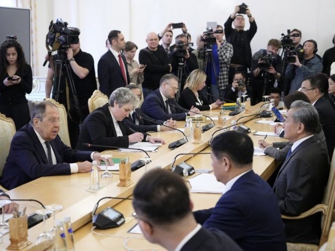 Сергеј Лавров и Ван Ји (фото: EPA-EFE/PAVEL BEDNYAKOV) - 