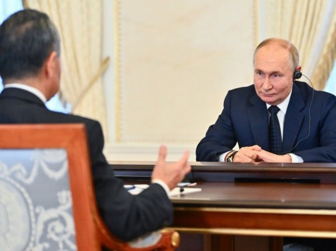 Владимир Путин и Ванг Ји (Фото: EPA-EFE/VYACHESLAV PROKOFYEV / SPUTNIK / KREMLIN POOL MANDATORY CREDIT) - 