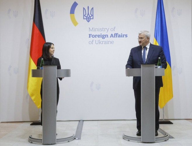 Бербокова у Кијеву (Фото: EPA-EFE/SERGEY DOLZHENKO) - 