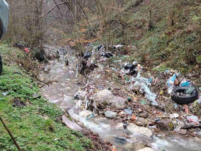 Дивља депонија у Власеници Дивља депонија у Власеници - Фото: РТРС