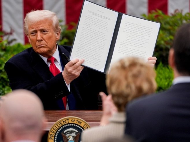 Трамп потписао узвратне царине на увоз (Фото: ЕPA-EFE/KENT NISHIMURA) Трамп потписао узвратне царине на увоз (Фото: ЕPA-EFE/KENT NISHIMURA) -