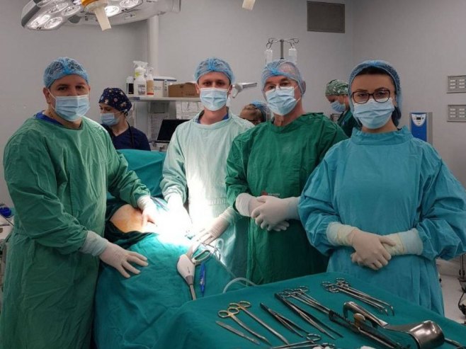 УКЦ Српске - одстрањења гигантске цисте слезине (Фото: УКЦ/Facebook) - 