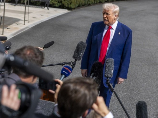 Доналд Трамп (фото: EPA-EFE/SHAWN THEW) - 