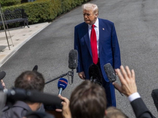 Доналд Трамп (фото: EPA-EFE/SHAWN THEW) - 