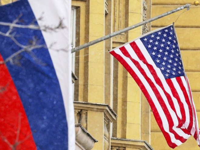 Руска и америчка застава (Фото: EPA/MAXIM SHIPENKOV) - 