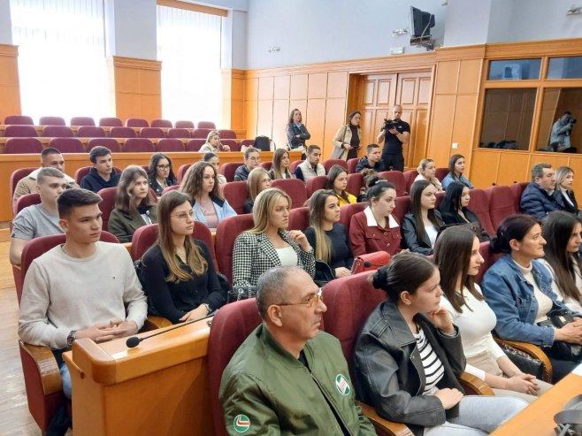 Додјела стипендија у Требињу Додјела стипендија у Требињу - Фото: РТРС